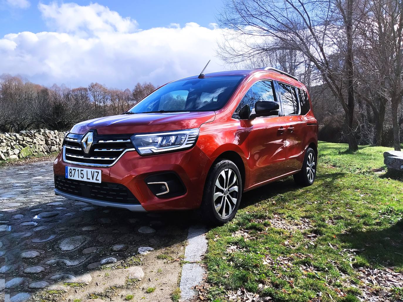 Otra tecnología práctica: la tarjeta Renault manos libres. El vehículo se abre al aproximar la tarjeta (a menos de 1 m de los abrientes) y se cierra al alejarse manteniendo la tarjeta en el bolsillo o en el bolso. En el habitáculo, la tarjeta manos libres permite arrancar el motor pulsando el botón Start / Stop.