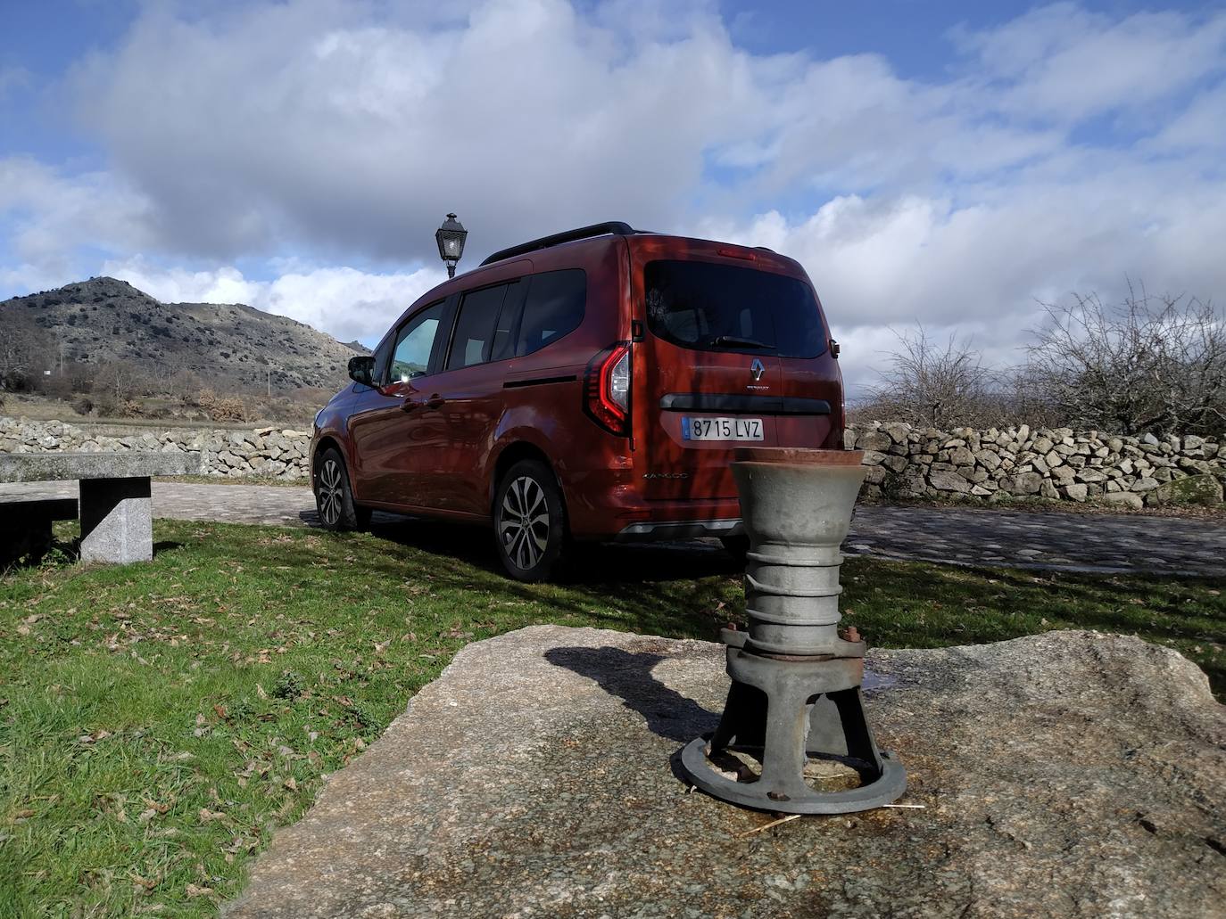Kangoo Combi dispone de equipamientos que permiten limitar su consumo de carburante: motores de gasolina y diésel de última generación, un capó motor más ligero en aluminio, neumáticos de clase A. Sus luces full LED le permiten un ahorro de consumo de alrededor de 0,04l/100km. El mantenimiento de los motores se realiza a un Intervalo de 30 000 km o cada dos años (el primero de los dos términos que se alcance y según el tipo de rodaje del conductor).
