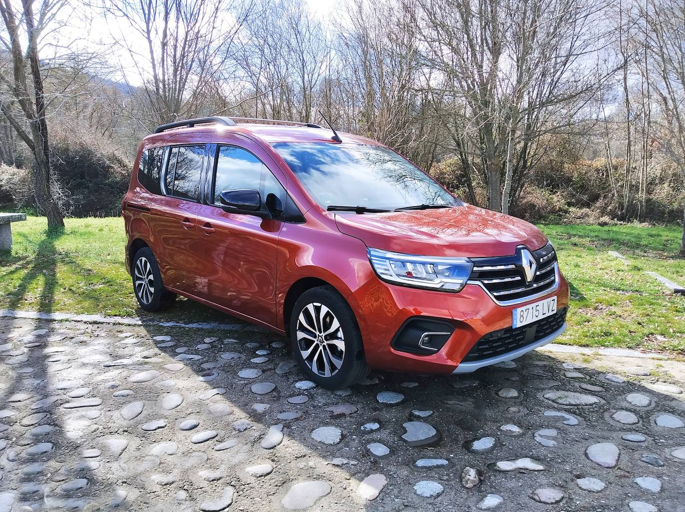 Está dotado de ventanillas traseras eléctricas y el habitáculo cuenta con un revestimiento de caucho para resistir toda clase de situaciones (disponible en opción). El modelo también es idóneo para uso familiar y está equipado con el sistema Isofix en las dos plazas exteriores de la segunda fila, así como en el asiento del pasajero delantero.