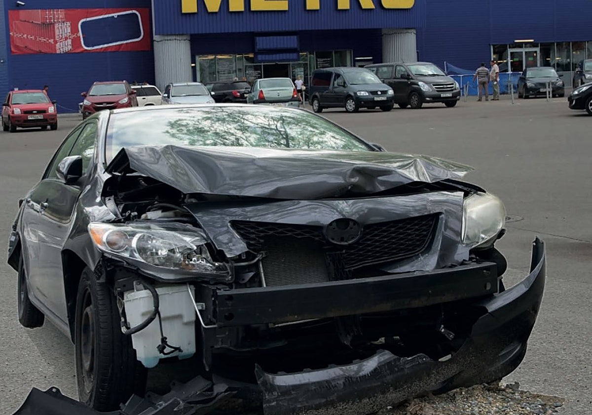 Coche abandonado en un centro comercial