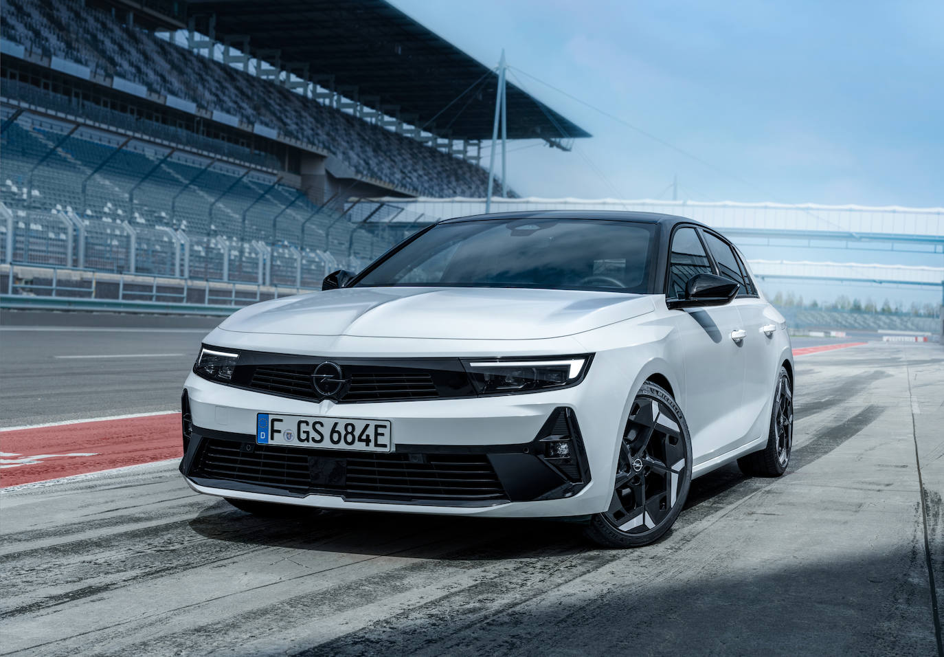 Además, vienen con un diseño electrizante: típicos de la nueva y dinámica submarca, el Astra GSe y el Grandland GSe tienen llantas de aleación exclusivas de 18 y 19 pulgadas, respectivamente, y el característico paragolpes delantero y difusor trasero GSe.