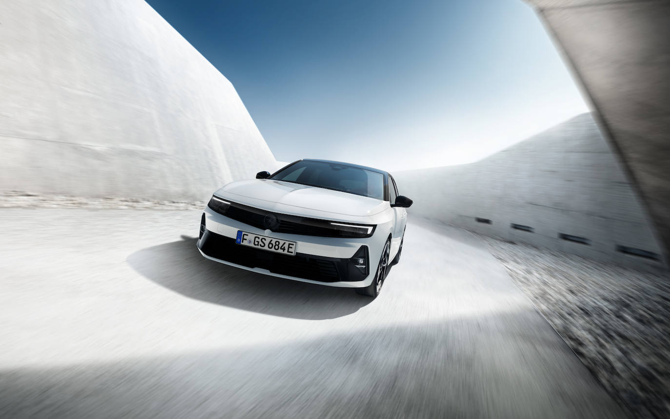 En el interior, los asientos de altas prestaciones reservados específicamente para los modelos GSe integran al conductor y al acompañante en el vehículo.