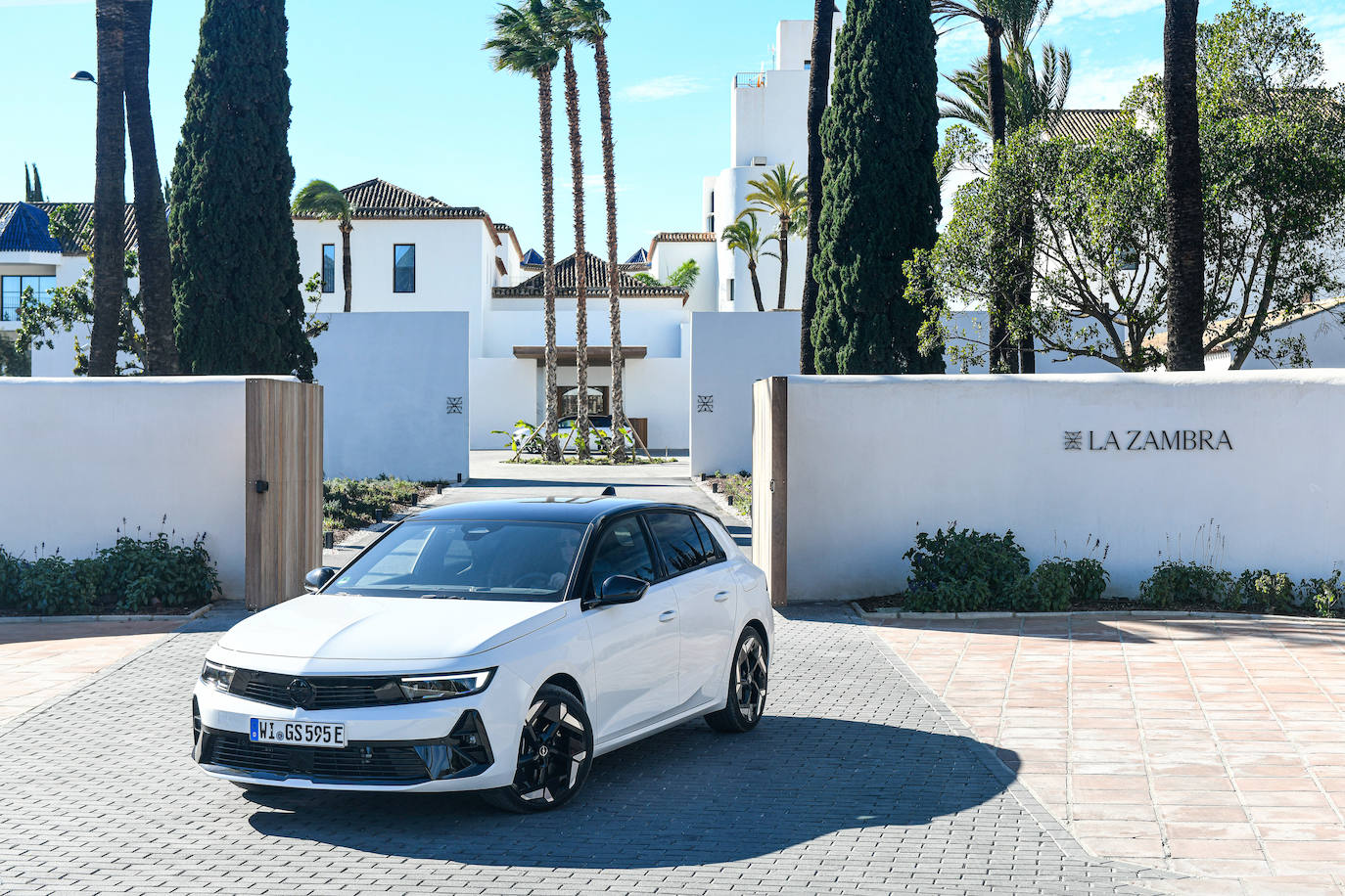 Inspiradas en el Manta GSe totalmente eléctrico, las llantas de aleación de 18 pulgadas en corte de diamante/negro del Astra GSe y las llantas de 19 pulgadas del Grandland GSe subrayan inmediatamente el enfoque adoptado por Opel, al igual que el frontal específico GSe y las letras GSe en el portón trasero y un difusor trasero especial.