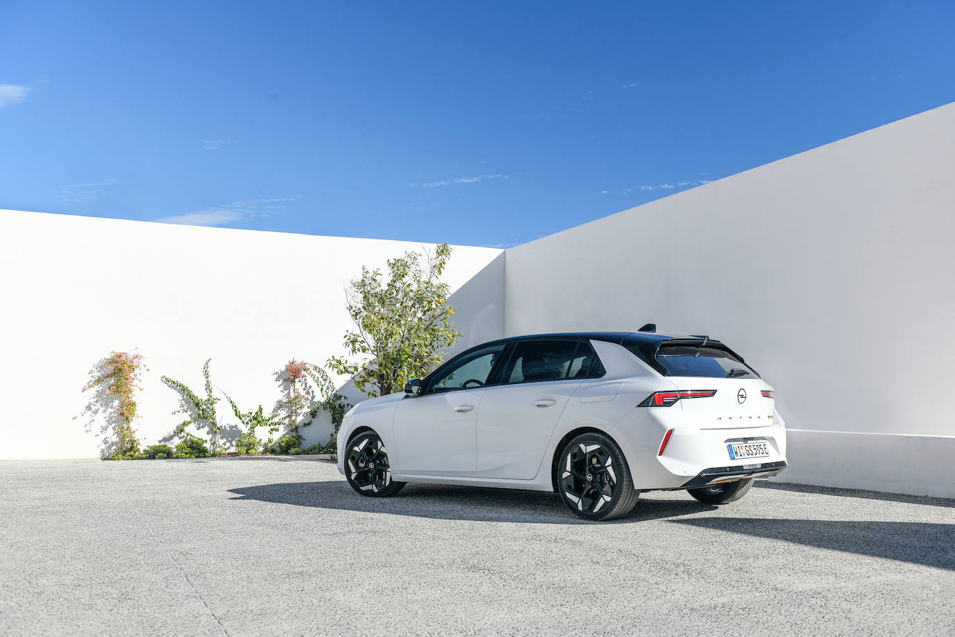 La cartera de sistemas de asistencia de última generación cubre toda la gama que Opel ofrece actualmente para el Grandland y el Astra. Por ejemplo, el Astra GSe viene de serie con el sistema Intelli-Drive 1.0 con alerta de colisión frontal y frenada activa de emergencia, detección de peatones y somnolencia, alerta de salida de carril y asistente de señales de tráfico, alerta de tráfico transversal y de ángulo muerto lateral y asistente automático de velocidad con función de parada.