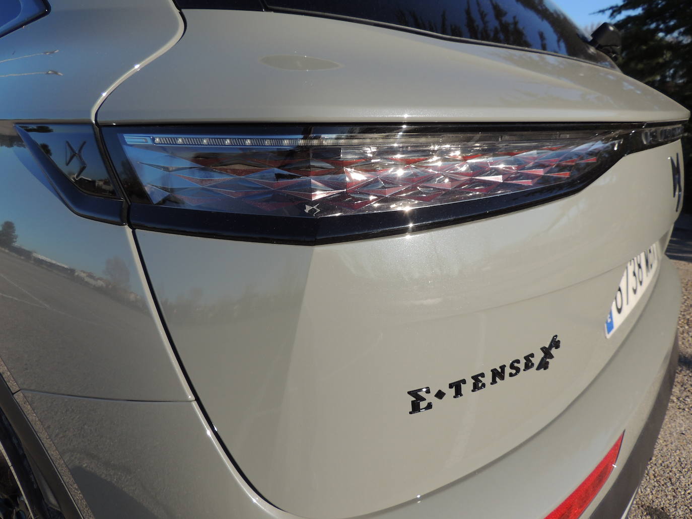 El Nuevo DS 7 incorpora la cadena de tracción híbrida enchufable E-TENSE 360 4x4, todo un referente en materia de eficiencia y prestaciones y la más potente de su categoría. Además, se puede optar por los motores E-TENSE 300 4x4 y E-TENSE 225, de tracción delantera.