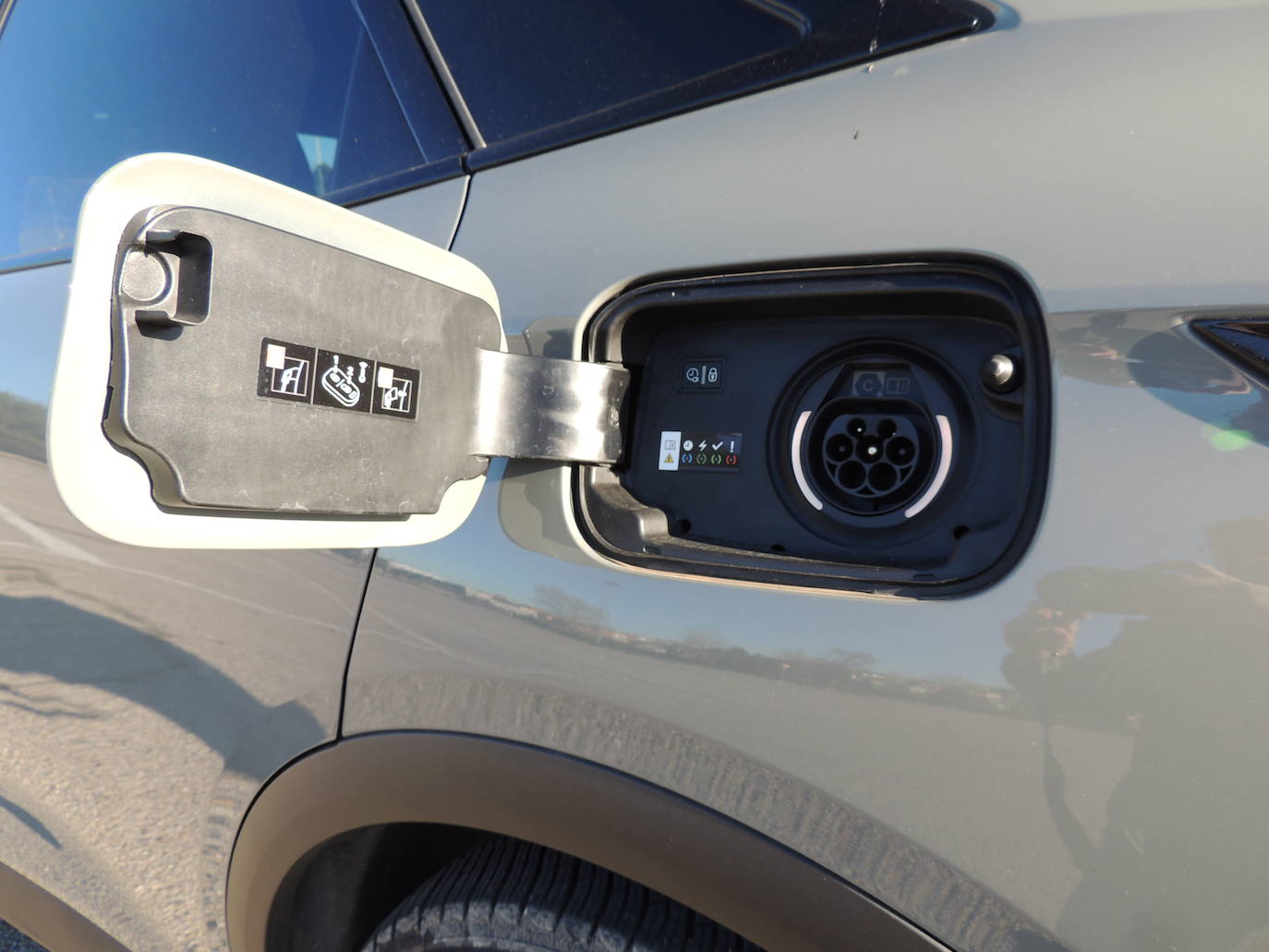 Con su gama E-TENSE, que engloba las versiones híbridas enchufables y eléctricas de todos sus vehículos, DS Automobiles tiene la electrificación como una de sus grandes señas distintivas. Una apuesta que llega a su máximo nivel con el Nuevo DS 7, que ofrece nada menos que tres motores con tecnología Plug-In Hybrid en su catálogo.