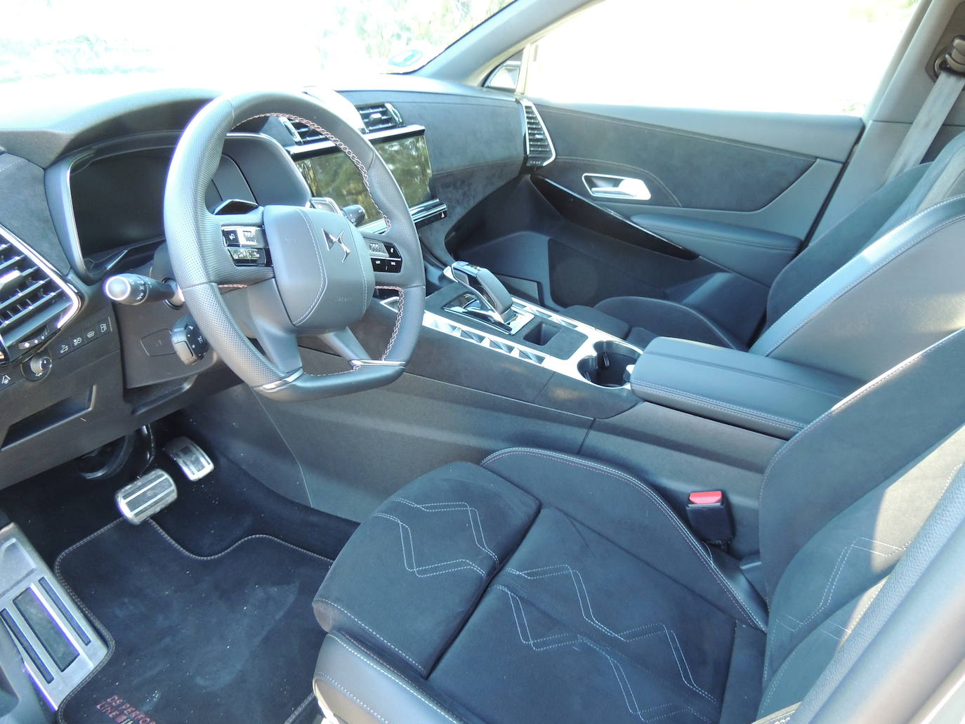 Un nuevo panel de instrumentos digital de gran tamaño de 12” con pantallas que se pueden cambiar y personalizar presenta un diseño gráfico renovado, reuniendo toda la información esencial, como los flujos de energía en las versiones híbridas enchufables.