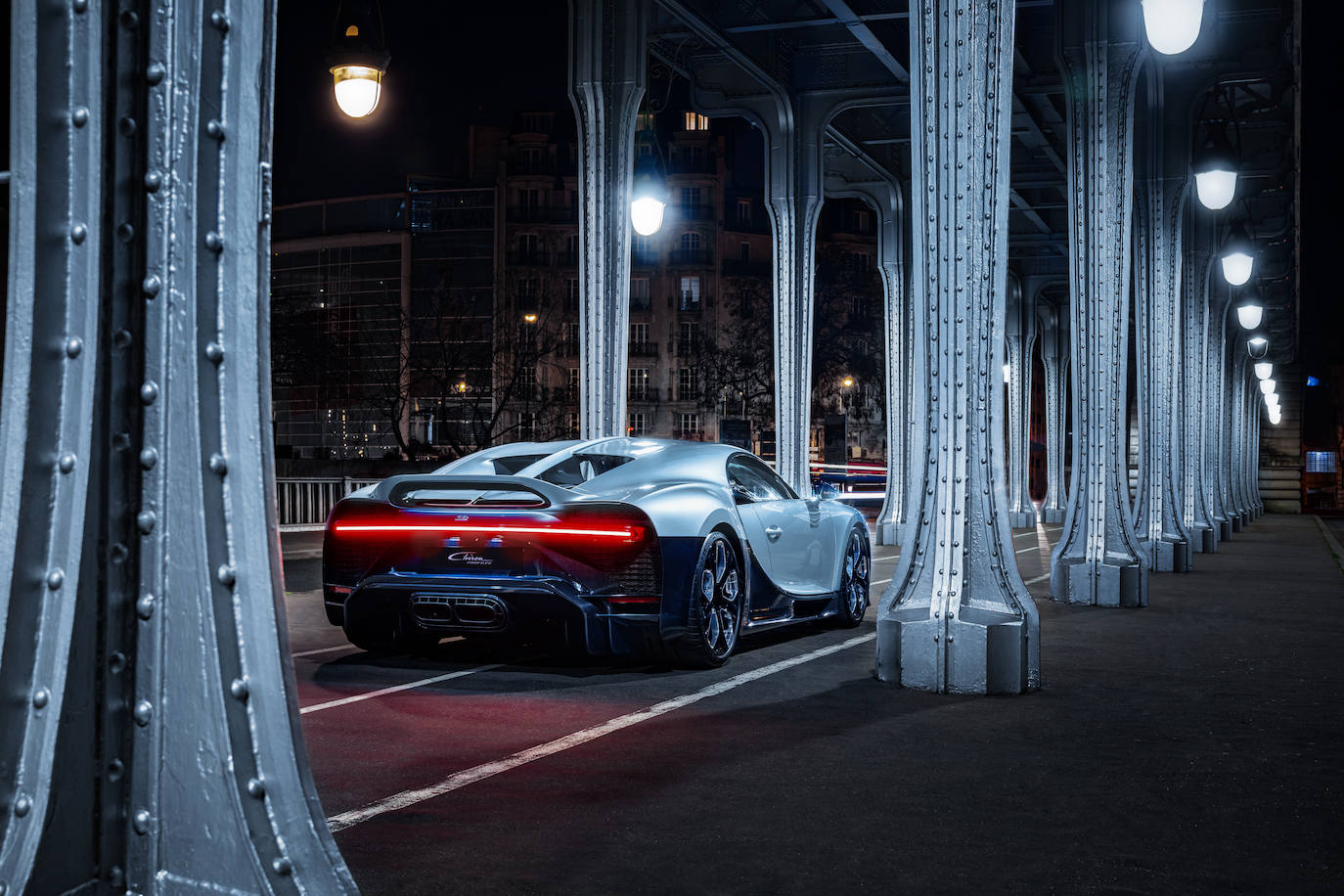Con el Chiron, Bugatti es actualmente el primer fabricante que supera las 300 millas por hora. Al mismo tiempo, la firma ha establecido un nuevo récord de velocidad para los prototipos de pre-serie en 304.773 mph (490.484 km/h). Nunca antes un vehículo de un fabricante de producción en serie había alcanzado velocidades tan altas. Pero la velocidad no lo es todo. Los vehículos de Bugatti se definen no solo por su celeridad máxima, sino también por su carácter exclusivo, lujo, belleza incomparable y alto nivel de artesanía automotriz.