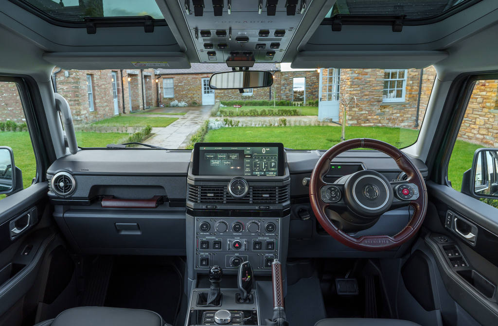 Se ha diseñado el interior del INEOS Grenadier con un propósito: ofrecer el espacio, la funcionalidad y la versatilidad que se necesitan en un 4x4 de altas prestaciones. Su diseño, que nació en una hoja en blanco, fusiona tecnologías modernas con todo el confort que se espera en esta década y en el futuro.