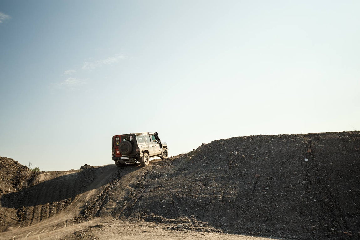 En 2017, el presidente de INEOS, Sir Jim Ratcliffe, amante de los coches y curtido aventurero, detectó un vacío en el mercado para un 4x4 funcional, sencillo y fiable, capaz de darlo todo y de cumplir con las exigencias de la vida moderna. La idea de crear un vehículo desde cero nació de Sir Jim y unos amigos en su pub favorito, el Grenadier en Belgravia, Londres, nombre con el que se bautizó al vehículo. Así fue como se fundó INEOS Automotive Limited, que reunió un equipo compuesto por experimentados profesionales del motor con el objetivo de hacer realidad esa visión con una perspectiva novedosa del desarrollo y la fabricación de los vehículos todoterreno.