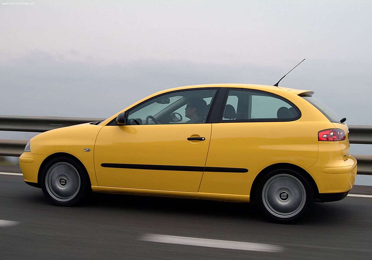 Un examinador en un centro de inspección técnica