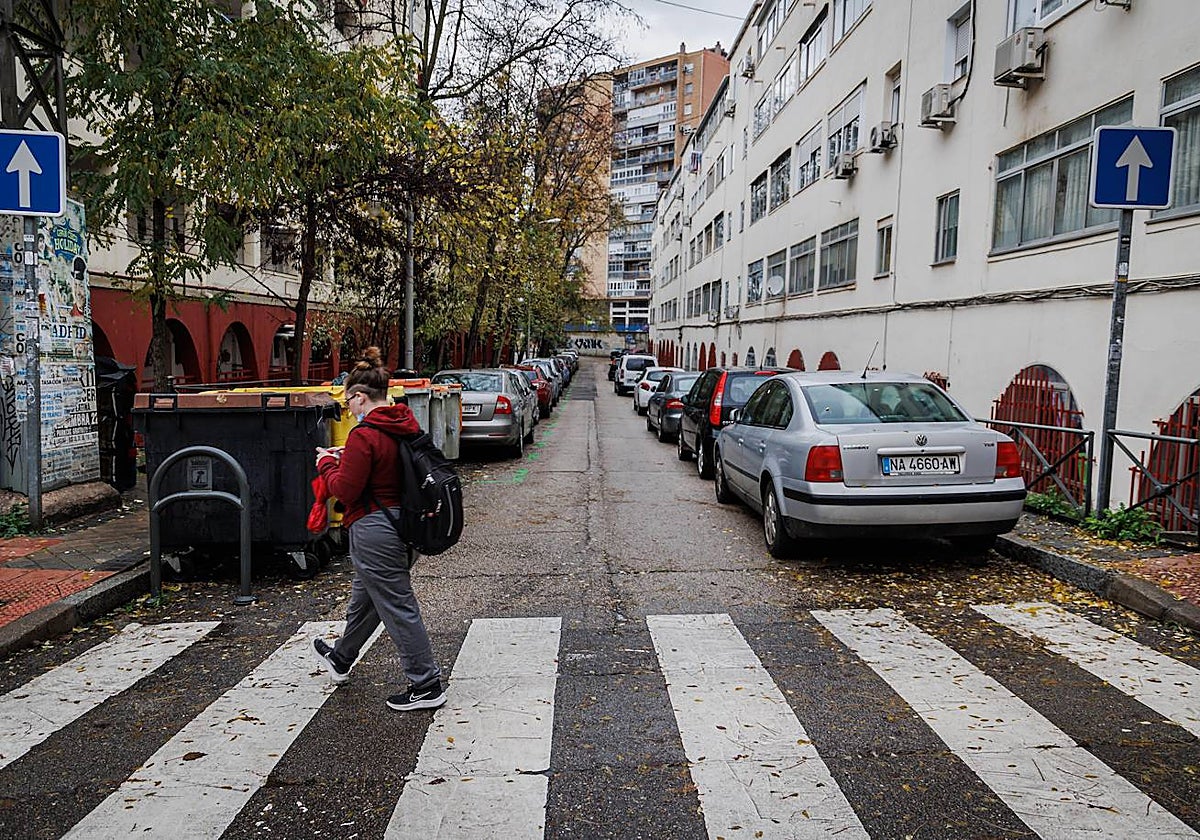 Una calle en Alto de Extremadura, una zona de difícil estacionamiento en Madrid
