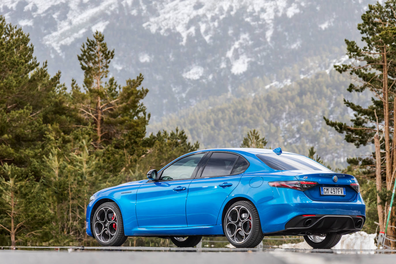 Ligereza y agilidad: el impecable y deportivo comportamiento dinámico se apoya en el uso generalizado de materiales ultraligeros, como el aluminio utilizado para la base de los motores y el carbono, empleado para el eje del propulsor, una solución derivada directamente del mundo de la competición