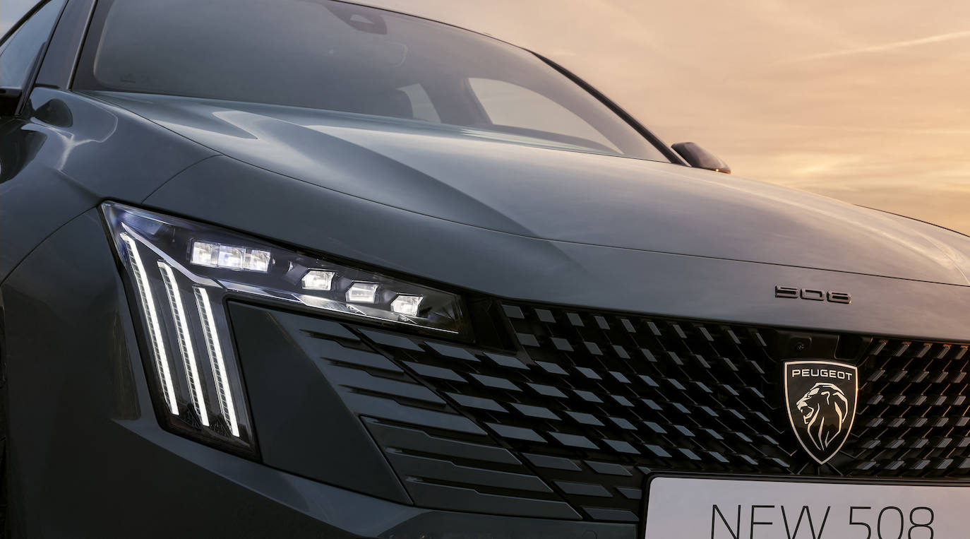 La tecnología Matrix LED, de serie en toda la gama, optimiza el diseño de los faros  para favorecer una mirada más nítida que nunca