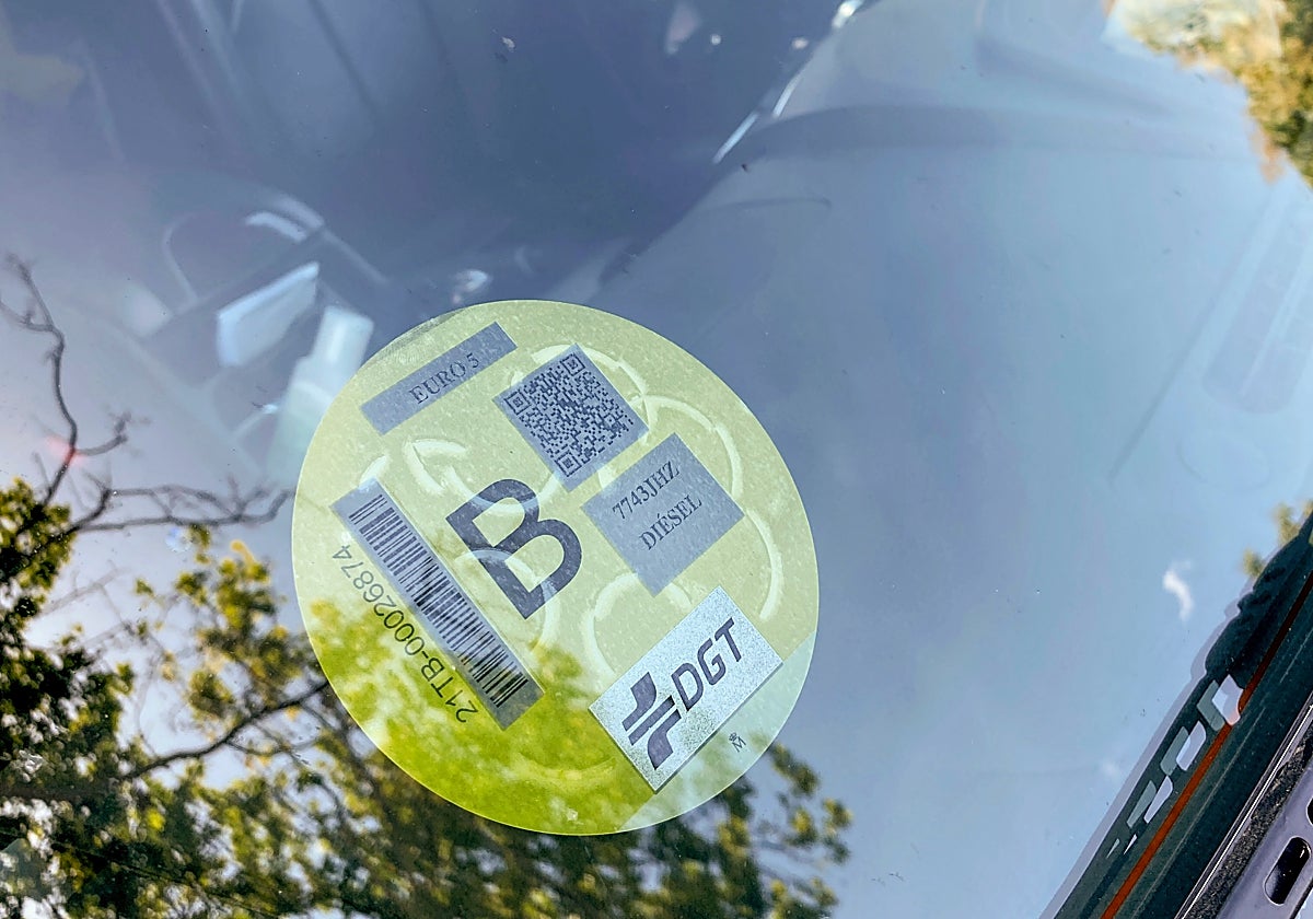 Fotografía de archivo de una etiquetas medioambiental de la DGT