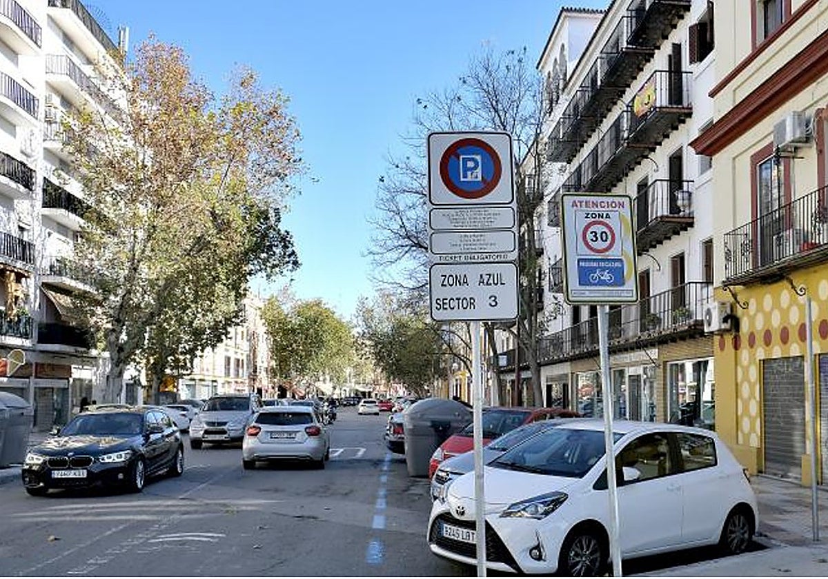 Aparcamiento en zona azul en una calle de Sevilla