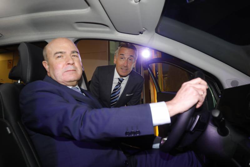 José María López Martínez, Comisionado del Perte VEC, junto a Emilio Herrera, presidente de KIA Iberia