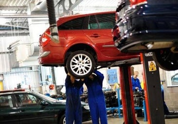 Un 15% de los españoles cambiarían de taller si se encontrasen en él a una mujer