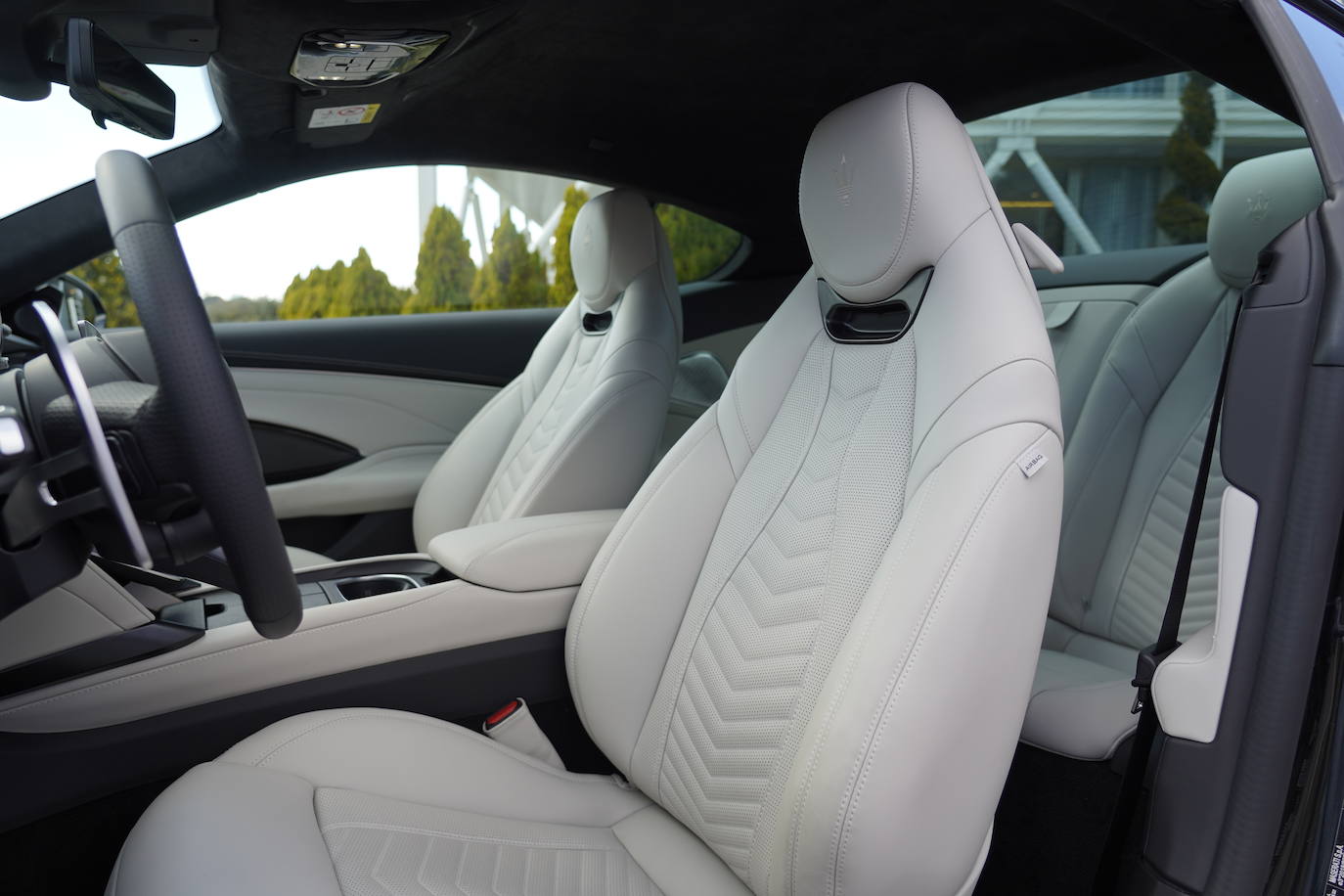 La versión Folgore ofrece un interior con materiales sostenibles y una imagen más futurista, además de la presencia de fibra de carbono en algunos puntos. La variante Trofeo presenta una tapicería de cuero perforado y fibra de carbono. Por su parte, la Módena busca ofrecer un estilo lo más italiano posible con detalles como la tapicería de cuero.