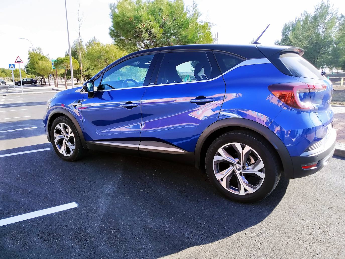 Además del “Hecho en España” que sin duda es un importante y agradable argumento comercial, el Captur fue diseñado por un español, Julio Lozano, nacido en Elche