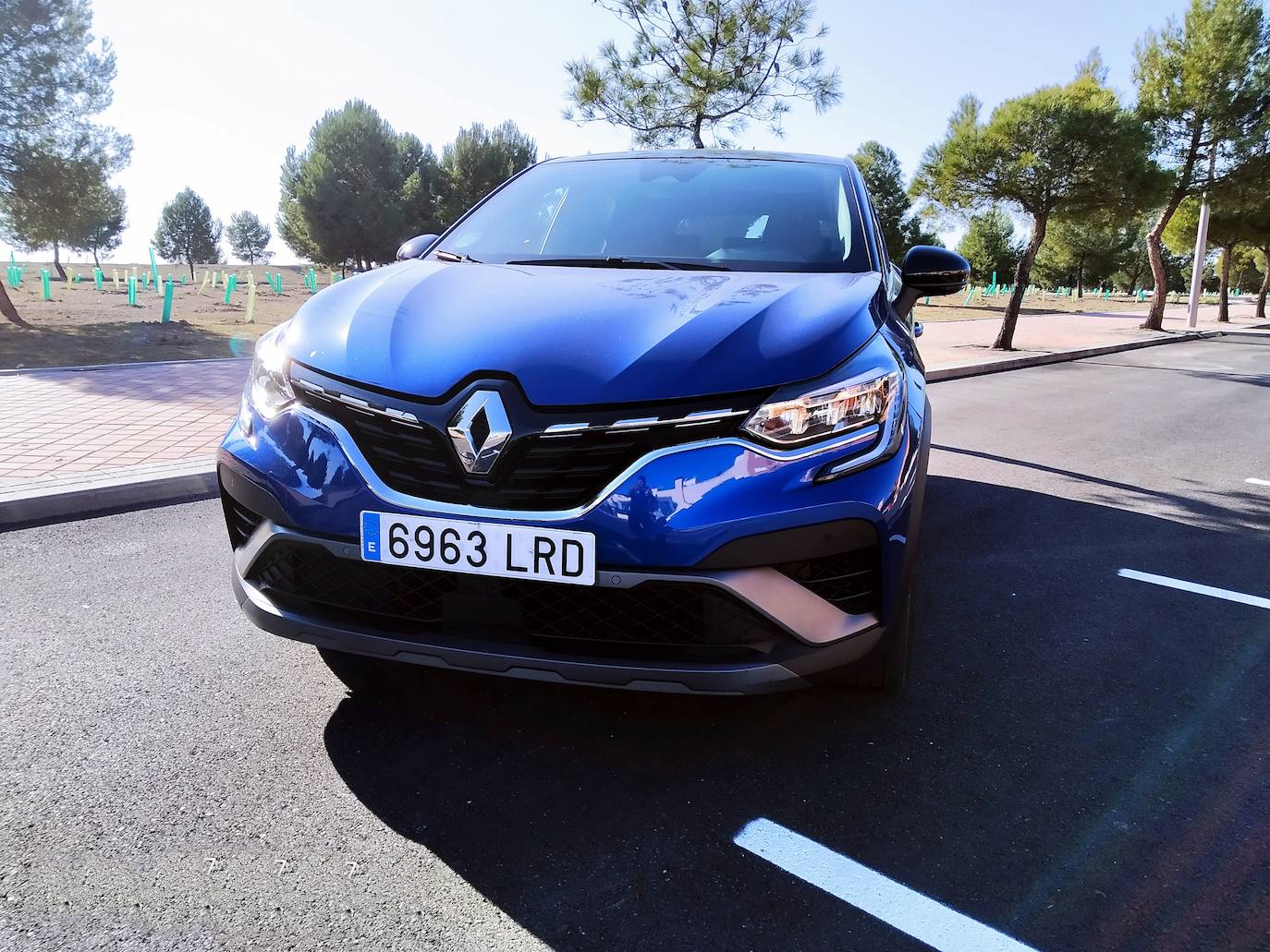 Captur ha destacado en España no sólo por su diseño, sino también por su nivel de imagen, el mayor del segmento B SUV, por su alto nivel de notoriedad y familiaridad, por su maniobrabilidad y por ofrecer soluciones de modularidad inteligentes, como la banqueta trasera sobre raíles.