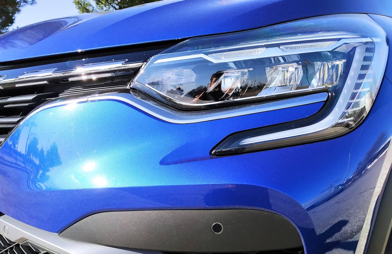 También incorpora regulador/limitador de velocidad, y alerta de mal bloqueo de cinturones en las cinco plazas y la llamada de emergencia en caso de accidente. Por otra parte, la visión se optimiza gracias a una cámara de 360°, luces delanteras 100% LED de serie, iluminación automática de luces y retrovisor interior con electrocromado.