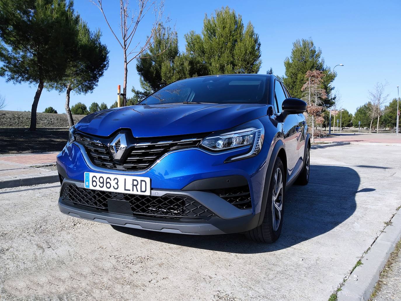 La arquitectura electrónica de Captur ha permitido generalizar la frenada activa de emergencia con reconocimiento de peatones, ciclistas y otros vehículos y de proponer el sistema Highway & Traffic Jam Companion, primera etapa hacia la conducción autónoma.