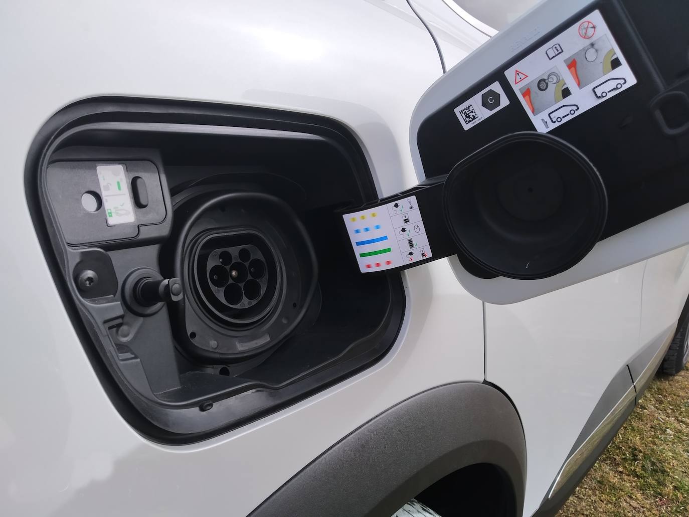 La versión E-TECH Híbrida Enchufable ofrece una excelente reactividad gracias a una batería de 1,2 kWh y una potencia combinada de 140 CV. En el uso, el cliente disfrutará de un placer de conducción máximo y de unos consumos reducidos sin necesidad de recargar.