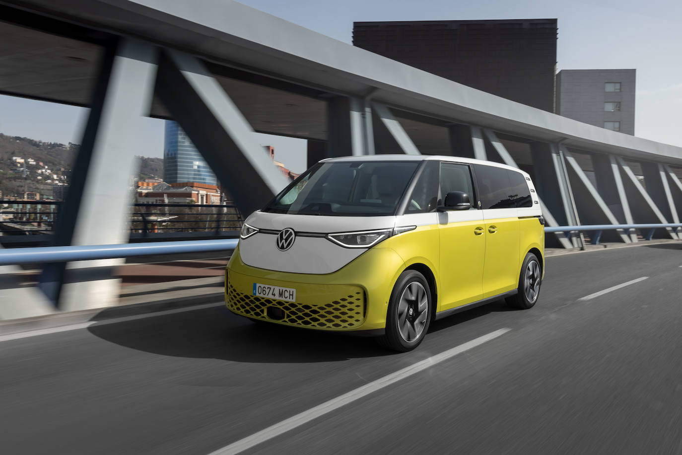 Volkswagen revolucionó el transporte de viajeros hace 70 años con la llegada al mercado de la T1, popularmente conocida como Bulli, una furgoneta que se ha convertido en un icono de libertad con el paso del tiempo.