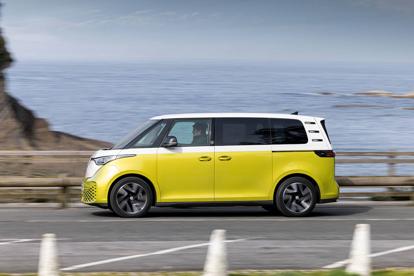 Con la llegada de los nuevos tiempos, marcados por la reducción de emisiones, la marca alemana ha reinterpretado la popular furgoneta para convertirla en eléctrica, lo que ha dado lugar a la ID. Buzz.