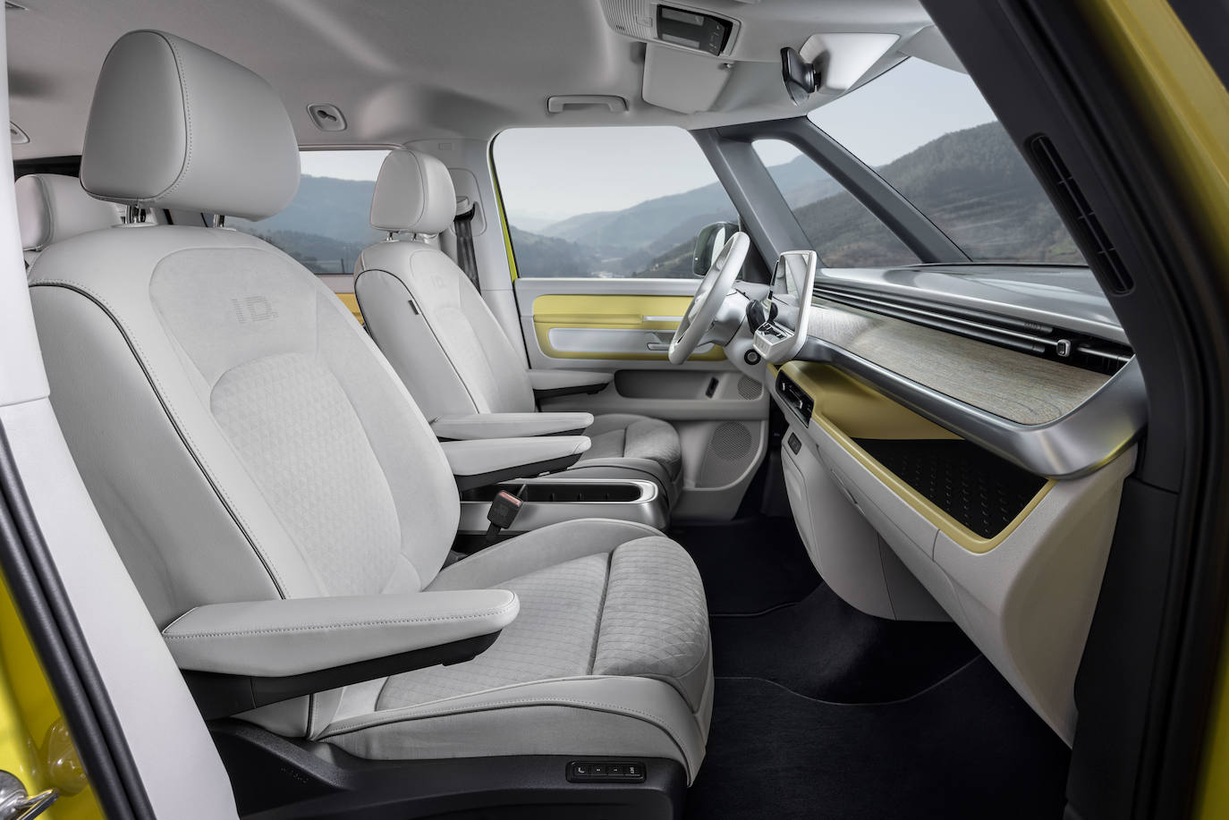 Además, numerosos sistemas de asistencia, como el «Car2X» (avisa de los peligros en las inmediaciones conectándose a otros vehículos) y el «Front Assist» con detección de peatones y ciclistas (asistente de frenada de emergencia), están incluidos de serie.