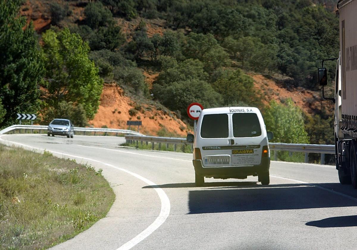 Adelantamiento prohibido en zona no habilitada