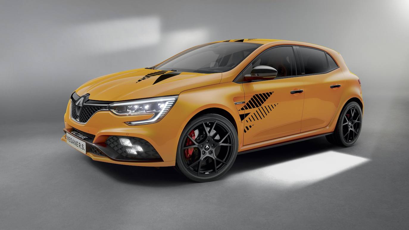 Esta serie limitada basada en Megane R.S. Trophy cuenta con el motor de 4 cilindros turboalimentado que ofrece 300 CV y 420 Nm, la caja de cambios automática de doble embrague EDC y el diferencial mecánico Torsen.