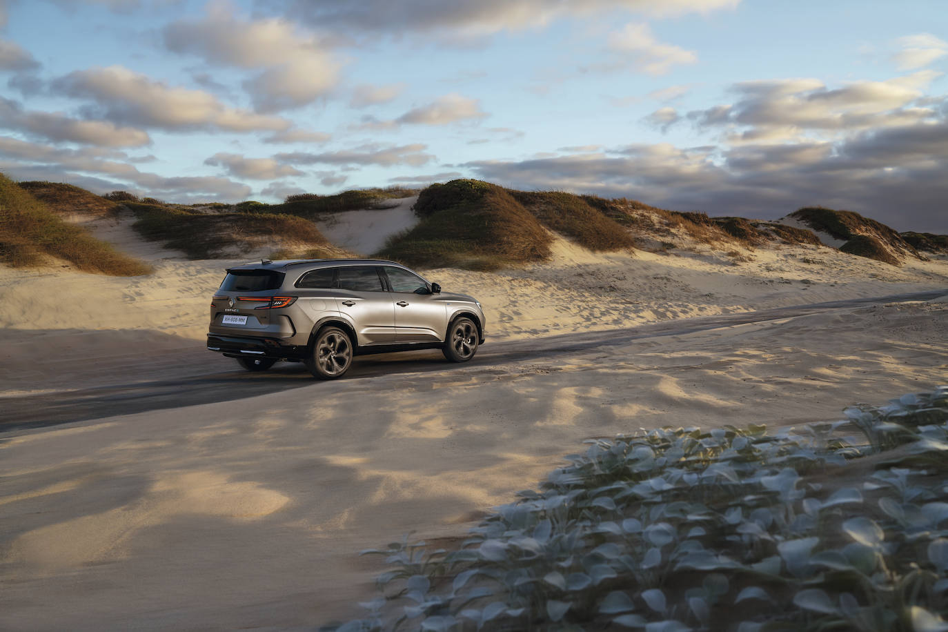 Con espacio para hasta siete ocupantes, Nuevo Espace ha hecho de la habitabilidad su principal baza. Más que nunca, ofrece a todos los pasajeros el confort ideal para los viajes largos