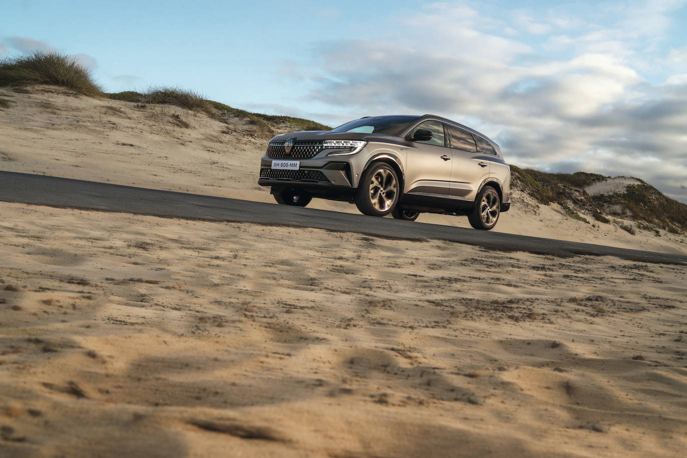 El techo panorámico de cristal opcional permite a los pasajeros disfrutar de un habitáculo más luminoso que nunca. Sin travesaño, deja pasar más de un metro cuadrado de luz (1,33 metros de largo y 0,84 metros de ancho).