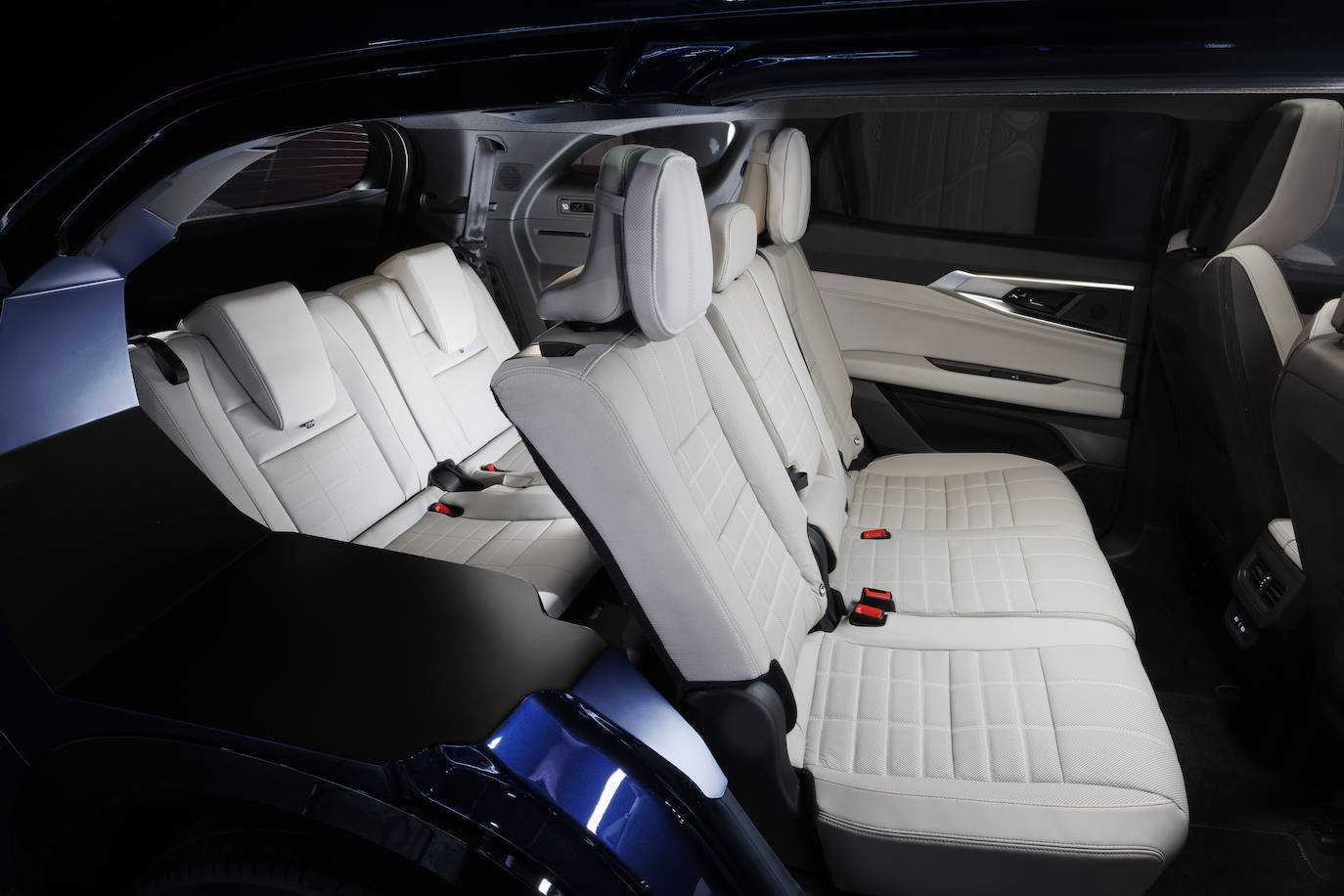 El acabado esprit Alpine, por primera vez en Espace, da un tono deportivo al interior. El logo de Alpine aparece en los reposacabezas mientras que el Alcantara con costuras azules del salpicadero va en sintonía con la tapicería, aportando una armoniosa mezcla de personalidad y elegancia.