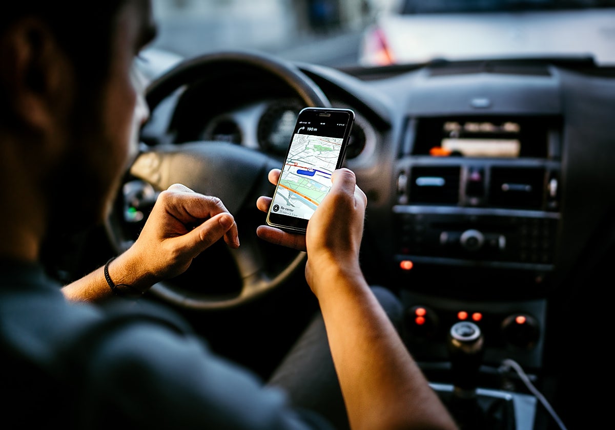 Fotografía de una persona utilizando el GPS del teléfono móvil