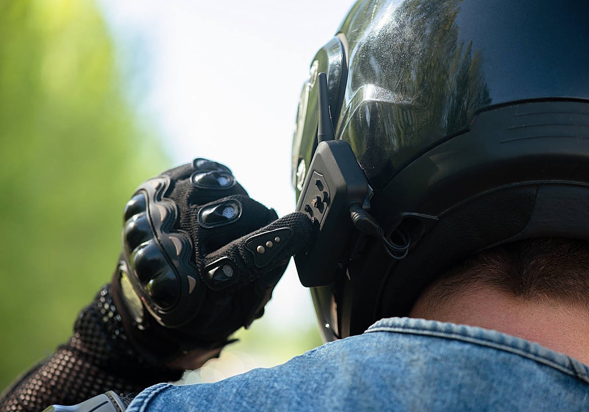 ¿Puedes utilizar dispositivos inalámbricos conduciendo una moto o ciclomotor? Esto es lo que dice la DGT