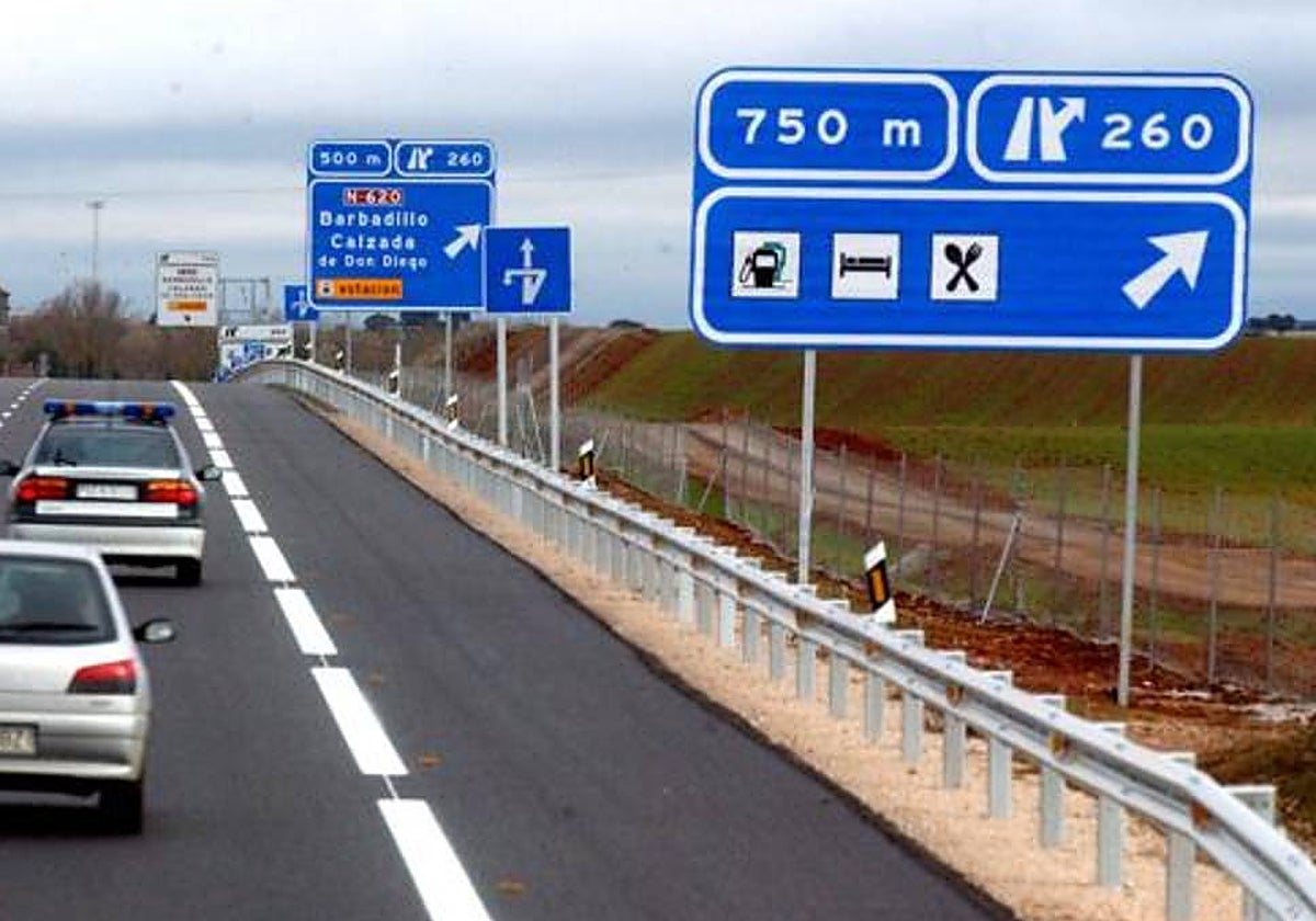 Los carteles indican dónde se encuentran las autovías