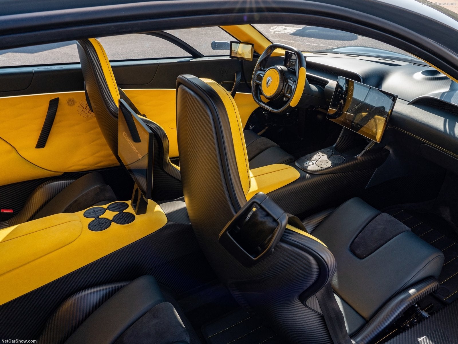 El primer Koenigsegg con cuatro plazas, el Gemera, es un gran turismo potente y muy rápido: 1.727 CV, 3.500 Nm, un 0 a 100 km/h de 1,9 segundos y una punta de 400 km/h. ﻿