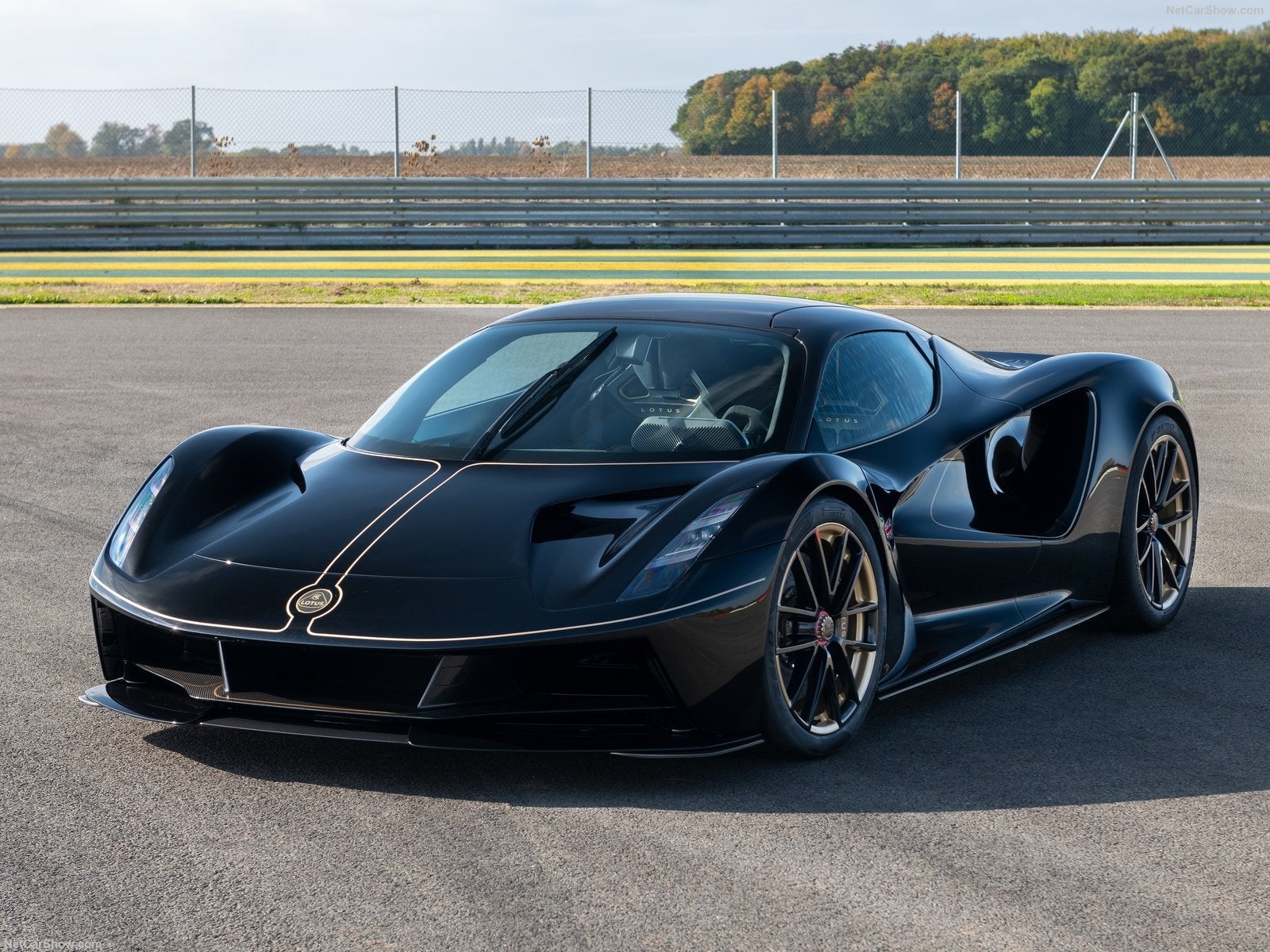 Este superdeportivo biplaza, el Lotus Evija, dotado con cuatro motores que se encargan -cada uno- de mover una rueda con una potencia total de 2.000 CV, está limitado a 130 unidades. ﻿