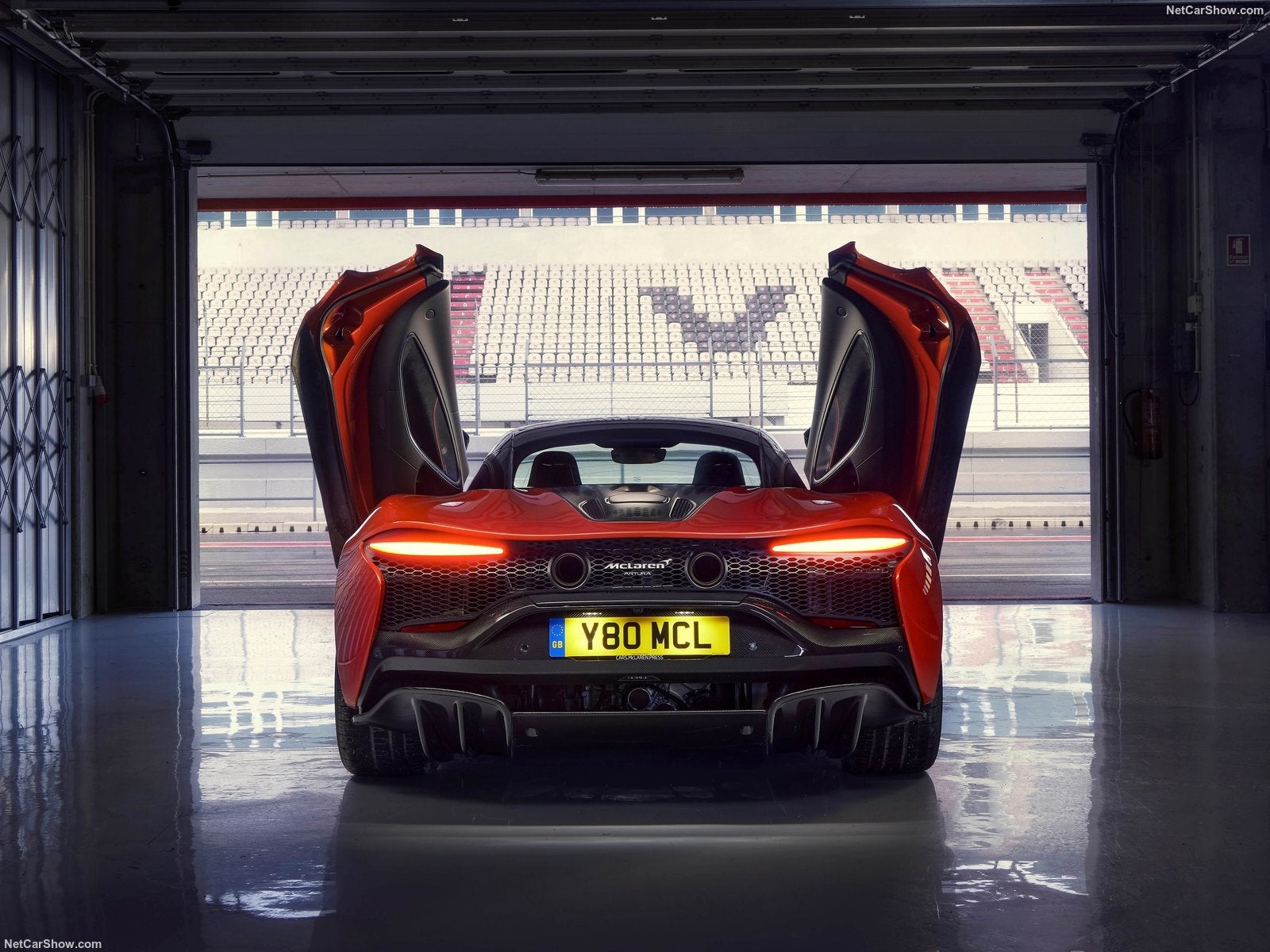 Ésta le otorga una autonomía eléctrica de 30 km, pudiendo alcanzar una velocidad máxima de 130 km/h sin que entre en funcionamiento el motor de combustión.