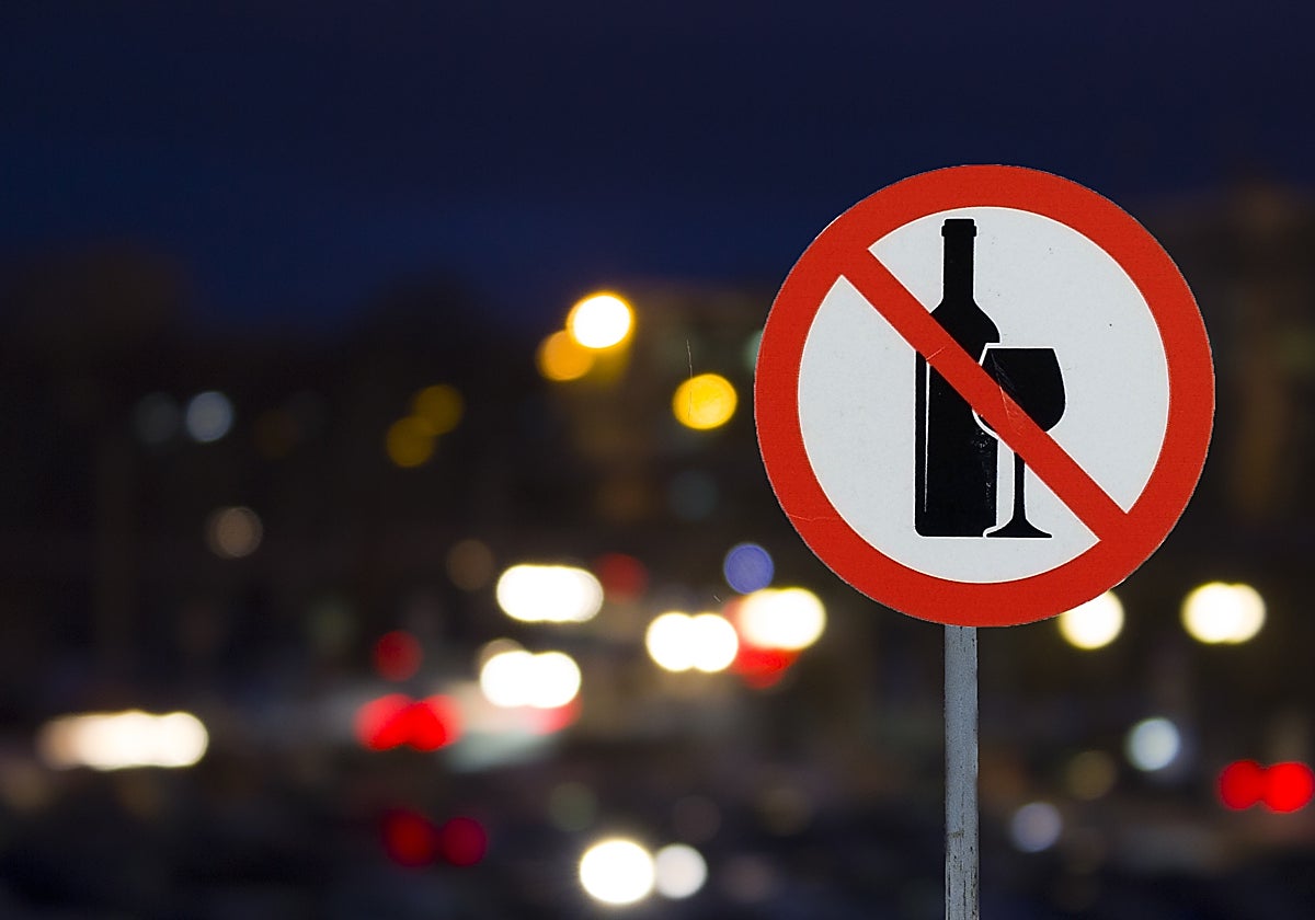 Fotografía de recurso de una señal de tráfico ficticia que indica prohibición de consumir alcohol