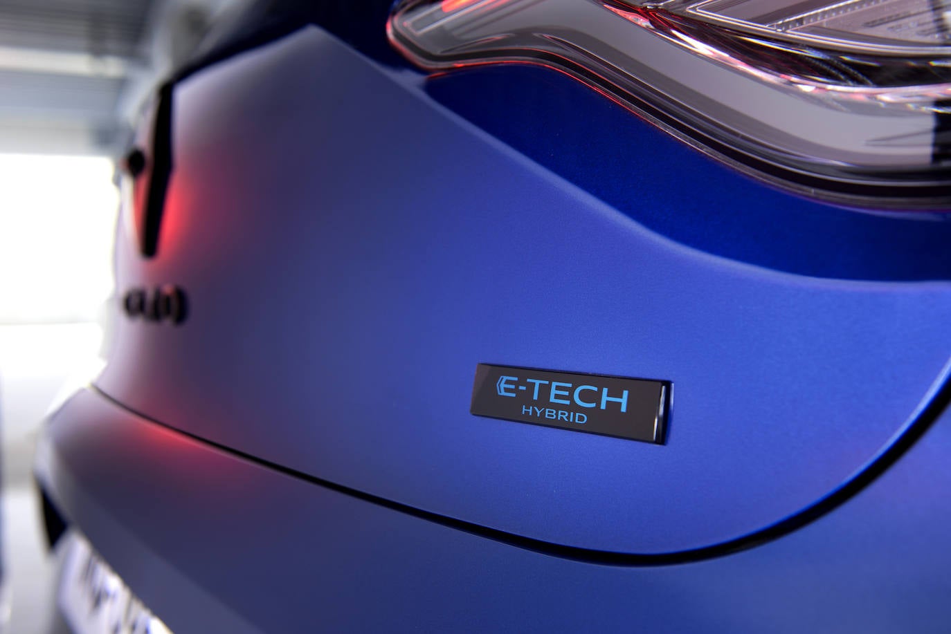 Diseñado bajo el prisma del nuevo diseño de la marca Renault, centrado en las personas y la tecnología, Nuevo Clio es más expresivo, con el nuevo logo de Renault en el centro del frontal completamente rediseñado.