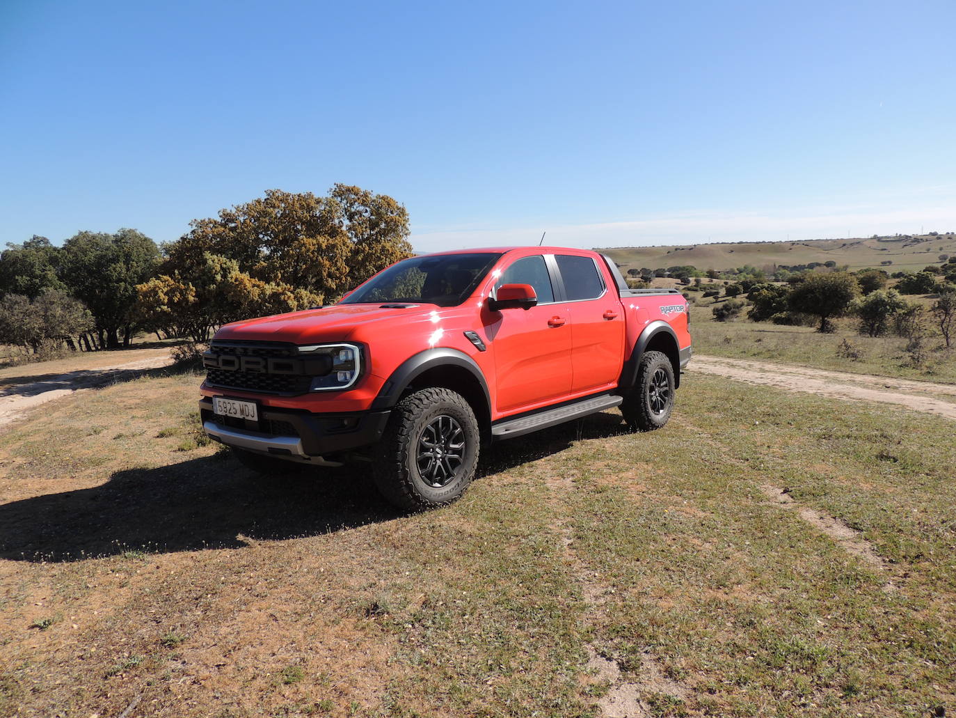 Cuando se circula a campo abierto, los puntos de referencia y las marcas de seguimiento pueden ser difíciles de distinguir, y los satélites normales pueden tener limitaciones. El Ranger Raptor de primera generación introdujo un sistema navegación con migas de pan o breadcrumbs, que introduce un pin digital en la ruta cada segundo, y permite a los conductores encontrar de un modo sencillo en camino de vuelta a casa.