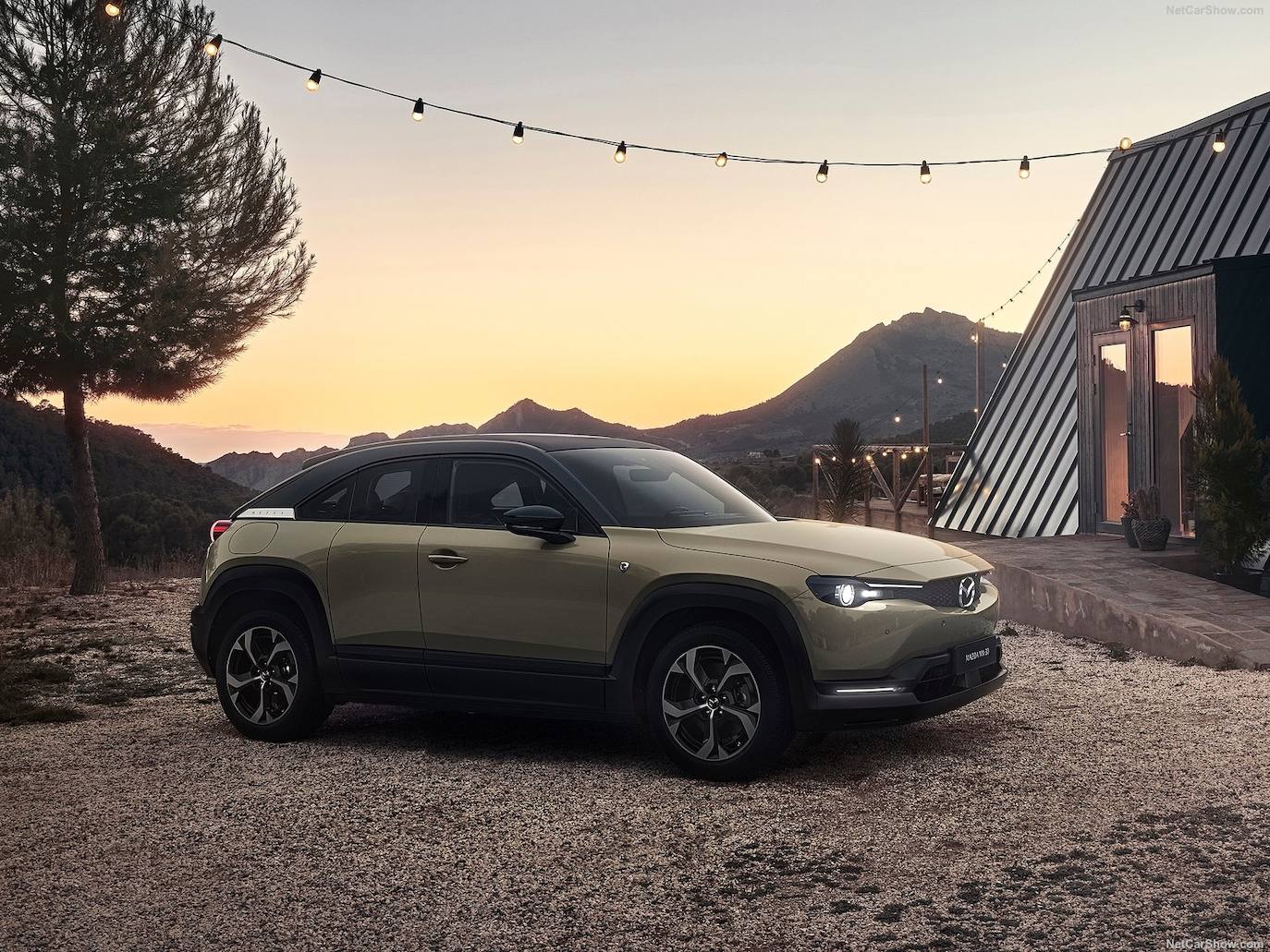 Mazda MX30 R-EV es la versión eléctrica con autonomía extendida del modelo MX 30. Utiliza un motor rotativo de gasolina como generador de energía. De este modo, si se usa como 100% eléctrico (enchufándolo a la red) la autonomía es de 85 km. Pero la autonomía total gracias al motor de combustión sube hasta los 500 km.