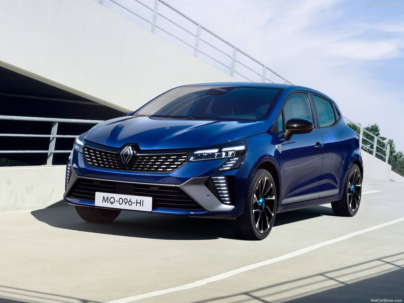 Por primera vez en un evento abierto al público, Renault expone sus novedades más recientes: Nuevo Clio y Nuevo Espace.  Los asistentes podrán conocer de primera mano Nuevo Clio, que coge el relevo de un coche mítico en la marca y en nuestro país, y estrena un nuevo diseño y la versión esprit Alpine, que aporta más deportividad al vehículo. También es el encargado de lucir por primera vez la nueva firma lumínica de la marca. Nuevo Clio cuenta con la gama de motorizaciones más completa de su segmento, pues está disponible en versiones gasolina, diésel, GLP y E-Tech full hybrid. Esta última, de 145 CV, es la joya de la corona, pues consigue la mejor relación prestaciones y consumo gracias a que logra funcionar en modo eléctrico un 80% del tiempo en ciudad y unos ahorros de un 40% en combustible.