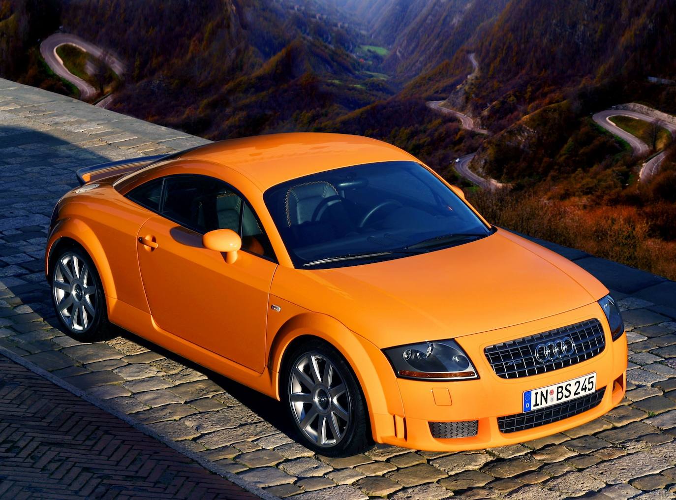 La decisión de fabricar en serie el Audi TT Coupé se tomó en diciembre de 1995. Torsten Wenzel, el diseñador de exteriores de Audi que ayudó a llevar el estudio de diseño a la producción en serie, lo recuerda así: “Para nosotros, el mayor elogio fue cuando la prensa especializada destacó que no habían cambiado muchas cosas del modelo conceptual al de serie; aunque, por supuesto, tuvimos que adaptar muchos detalles debido a las especificaciones técnicas de la versión de producción, incluidas las proporciones”.