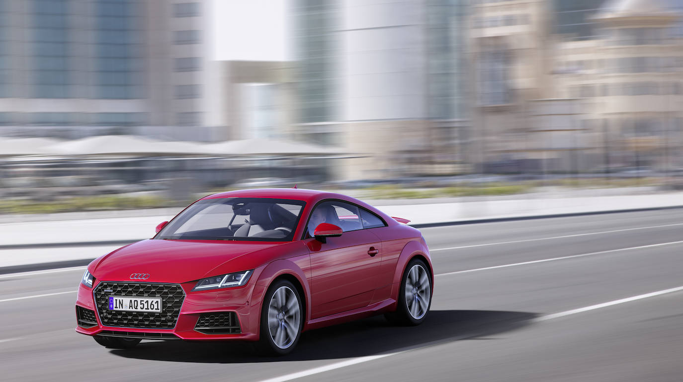 Veinticinco años, tres generaciones: la marca de los cuatro aros escribió la historia del diseño con el Audi TT. Desde su debut en 1998, este deportivo ha calado hondo en los aficionados de todo el mundo gracias a la diversión que promete a los conductores y a un lenguaje de diseño único.