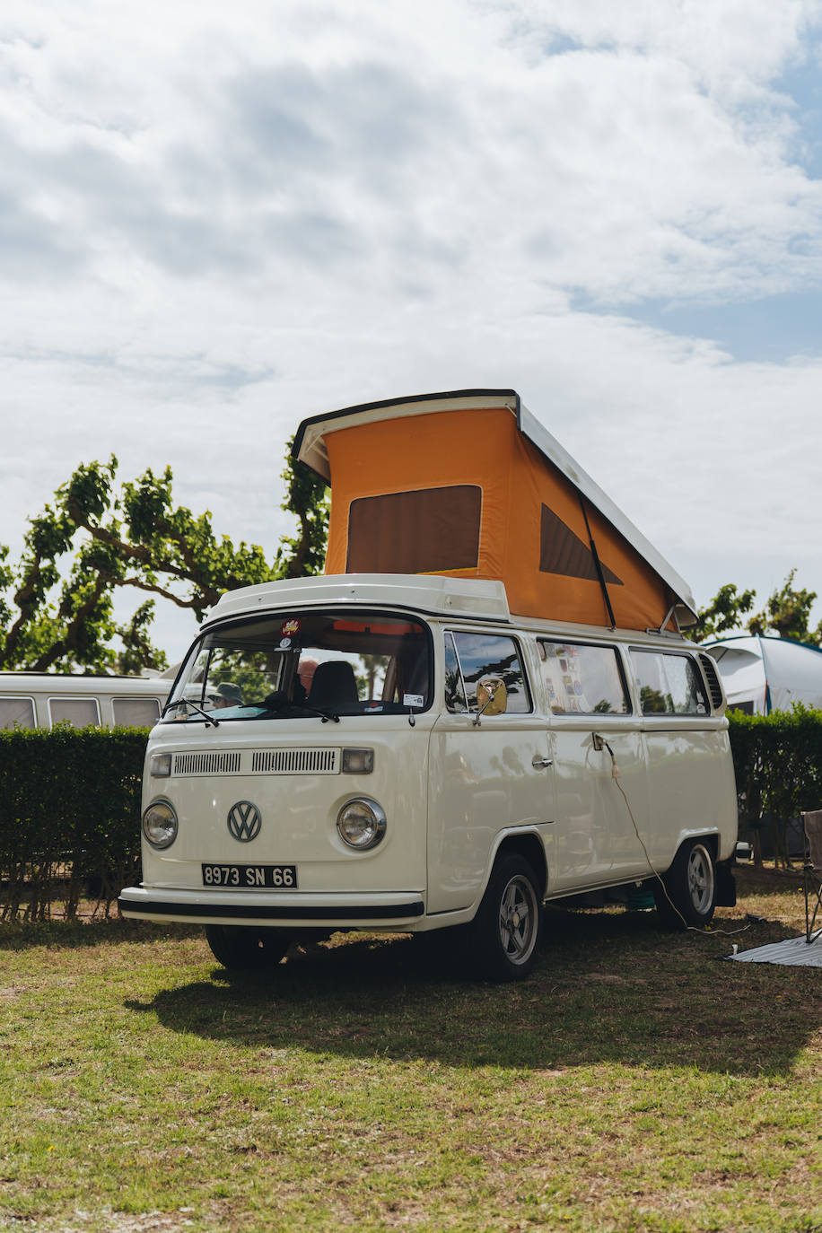 Un año más, las furgos Volkswagen de todas las épocas y procedencias, desde los años 50 hasta las últimas novedades de la marca, han llenado de color este paisaje idílico de la Costa Brava.